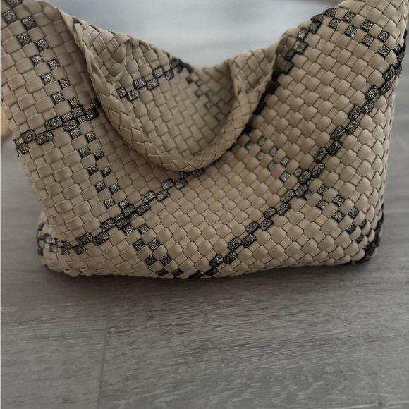 Elegant Woven Tote Bag - Black and Tan - Picture 5 of 6